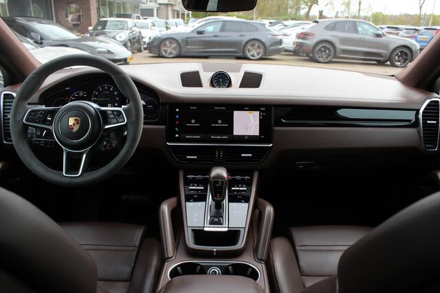 Porsche CAYENNE Coupé 3.0 E-Hybrid / Panoramadak / 360Camera / Sportdesign+Chrono / Luchtvering / 22'' / Sportuitlaat / Dodehoek / DAB / Bose / Stoelverwarming 4x / Cruise Control
