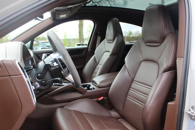 Porsche CAYENNE Coupé 3.0 E-Hybrid / Panoramadak / 360Camera / Sportdesign+Chrono / Luchtvering / 22'' / Sportuitlaat / Dodehoek / DAB / Bose / Stoelverwarming 4x / Cruise Control