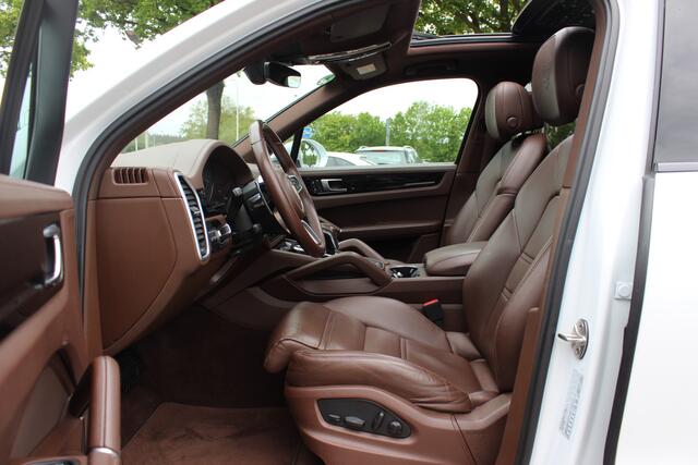 Porsche CAYENNE 3.0 E-Hybrid / Trekhaak / Panoramadak / 360Camera / Luchtvering / 21'' / Bose / Sportdesign+Chrono / Leder / Stuur+Stoelverwarming / Dodehoek / DAB / Cruise Control