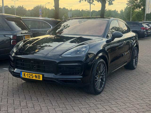 Porsche CAYENNE Coupé 3.0 E-Hybrid / Trekhaak / Panoramadak / 360Camera / Head-up / Burmester / Softclose / Keyless / 21'' / Luchtvering / Nachtzicht / Carbon intr. / Sportdesign+Chrono / Stoelventilatie+Verwarming / Dodehoek
