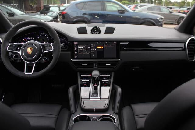 Porsche CAYENNE Coupé 3.0 E-Hybrid / Trekhaak / Panoramadak / 360Camera / Head-up / Burmester / Softclose / Keyless / 21'' / Luchtvering / Nachtzicht / Carbon intr. / Sportdesign+Chrono / Stoelventilatie+Verwarming / Dodehoek