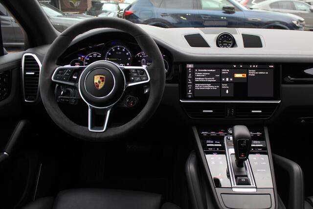 Porsche CAYENNE Coupé 3.0 E-Hybrid / Trekhaak / Panoramadak / 360Camera / Head-up / Burmester / Softclose / Keyless / 21'' / Luchtvering / Nachtzicht / Carbon intr. / Sportdesign+Chrono / Stoelventilatie+Verwarming / Dodehoek