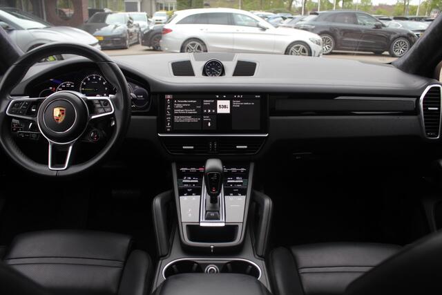 Porsche CAYENNE Coupé 3.0 E-Hybrid / Trekhaak / Panoramadak / 360Camera / Softclose / Sportuitlaat / 21'' / Keyless / Bose / Matrix LED / ACC / Sportchrono / Stoelventilatie / Stuurverwarming