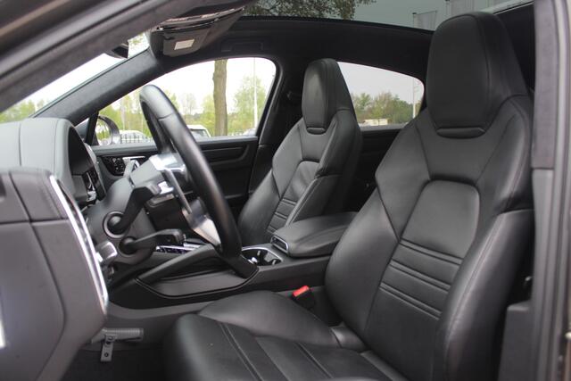 Porsche CAYENNE Coupé 3.0 E-Hybrid / Trekhaak / Panoramadak / 360Camera / Softclose / Sportuitlaat / 21'' / Keyless / Bose / Matrix LED / ACC / Sportchrono / Stoelventilatie / Stuurverwarming