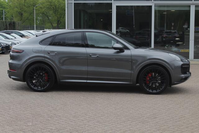 Porsche CAYENNE Coupé 3.0 E-Hybrid / Trekhaak / Panoramadak / 360Camera / Softclose / Sportuitlaat / 21'' / Keyless / Bose / Matrix LED / ACC / Sportchrono / Stoelventilatie / Stuurverwarming