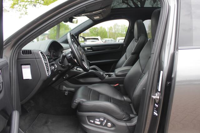 Porsche CAYENNE Coupé 3.0 E-Hybrid / Trekhaak / Panoramadak / 360Camera / Softclose / Sportuitlaat / 21'' / Keyless / Bose / Matrix LED / ACC / Sportchrono / Stoelventilatie / Stuurverwarming