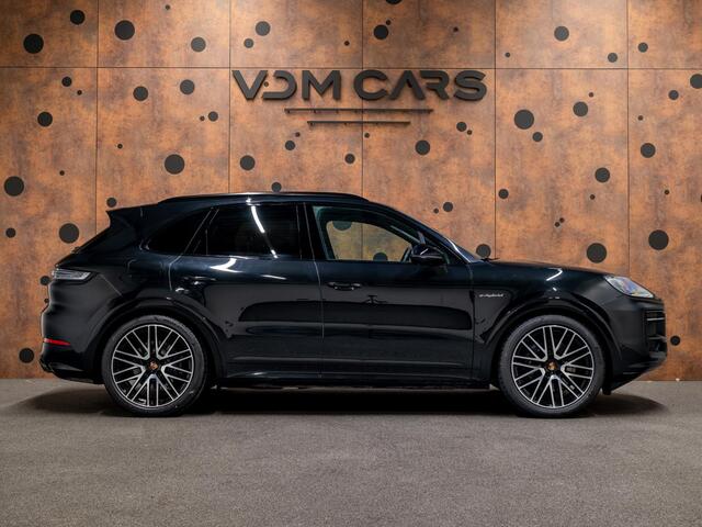 Porsche CAYENNE 3.0 E-Hybrid Black Edition | SportDesign | Trekhaak | Achterasbest. | Sportuitlaat | HUD | Bijrijdersdisplay |