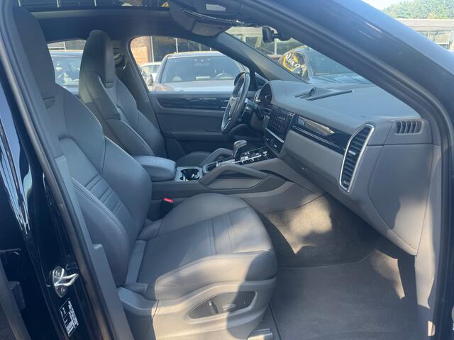 Porsche CAYENNE Coupé 3.0 E-Hybrid / Trekhaak / Panoramadak / 360Camera / Achterasbesturing / Luchtvering / Sportchrono / 21'' / Leder / CarPlay / Stoelverwarming / Dodehoek / DAB / Cruise Control Adaptief