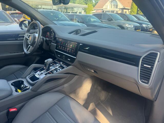 Porsche CAYENNE Coupé 3.0 E-Hybrid / Trekhaak / Panoramadak / 360Camera / Achterasbesturing / Luchtvering / Sportchrono / 21'' / Leder / CarPlay / Stoelverwarming / Dodehoek / DAB / Cruise Control Adaptief
