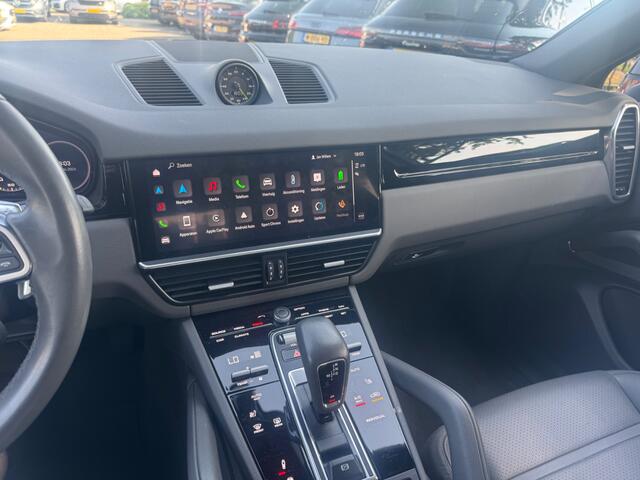 Porsche CAYENNE Coupé 3.0 E-Hybrid / Trekhaak / Panoramadak / 360Camera / Achterasbesturing / Luchtvering / Sportchrono / 21'' / Leder / CarPlay / Stoelverwarming / Dodehoek / DAB / Cruise Control Adaptief