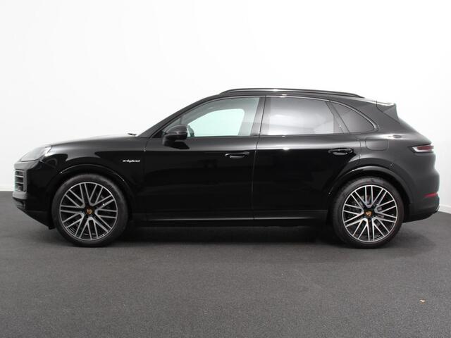 Porsche CAYENNE 3.0 E-Hybrid Luchtvering Leder Panoramadak Camera Navigatie Elektrische comfortstoelen DAB+ Led Adaptieve cruise control Climate control Lichtmetalen velgen Apple Carplay/ Android Auto