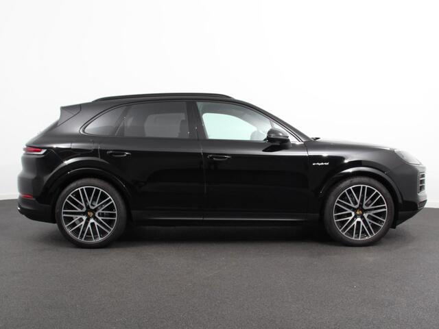 Porsche CAYENNE 3.0 E-Hybrid Luchtvering Leder Panoramadak Camera Navigatie Elektrische comfortstoelen DAB+ Led Adaptieve cruise control Climate control Lichtmetalen velgen Apple Carplay/ Android Auto