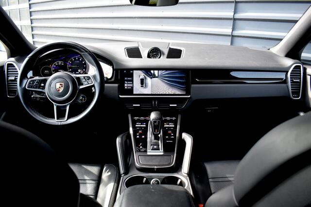 Porsche CAYENNE Coupé 3.0 E-Hybrid 462pk Sport Chrono | Pano | 360 Camera | 21'' Wielen | Luchtvering | Stuurverwarming | Stoel + Achterbankverwarming | LED Achterlichten donker |