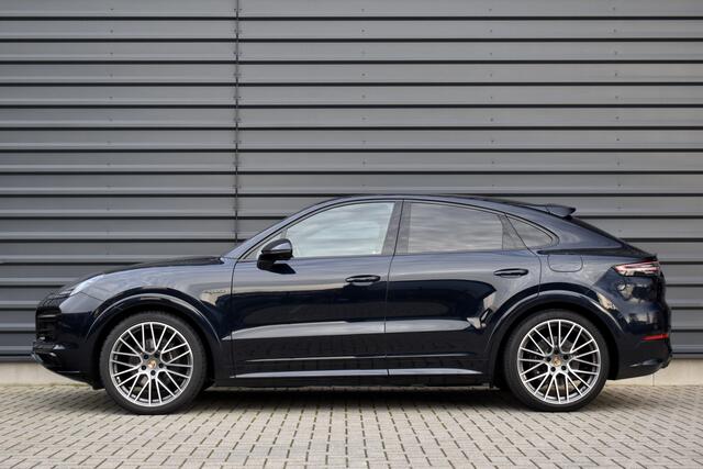 Porsche CAYENNE Coupé 3.0 E-Hybrid Platinum Edition SportDesign | Pano | ACC | Trekhaak | 22'' Wielen | Bose | Achterasbesturing | Stoelventilatie | Sportuitlaat |
