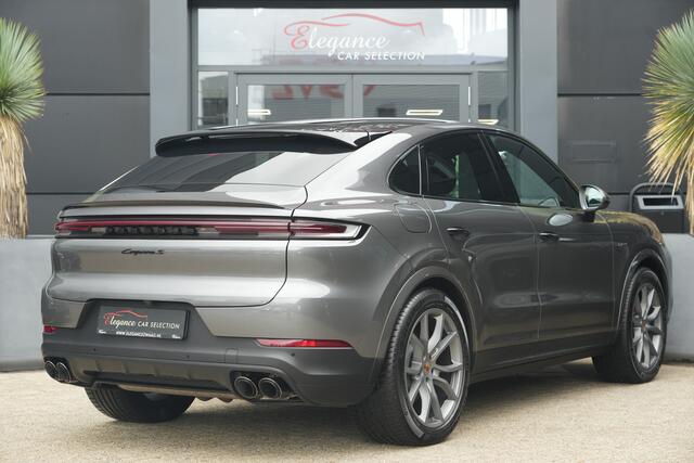 Porsche CAYENNE Coupé 3.0 S E-Hybrid | 520PK | Pano | SportChrono | HUD | 360° Camera Porsche Cayenne S E-Hybrid Coupé | 3.0 V6 Turbo Plug-in Hybrid | 520 PK | 750 Nm | 0-100 km/u 4,7 sec. | 263 km/u | 4WD | 8-traps Tiptronic S | 77-82 km elektrisch bereik