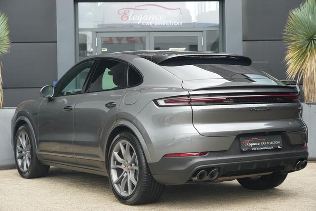 Porsche CAYENNE Coupé 3.0 S E-Hybrid | 520PK | Pano | SportChrono | HUD | 360° Camera Porsche Cayenne S E-Hybrid Coupé | 3.0 V6 Turbo Plug-in Hybrid | 520 PK | 750 Nm | 0-100 km/u 4,7 sec. | 263 km/u | 4WD | 8-traps Tiptronic S | 77-82 km elektrisch bereik