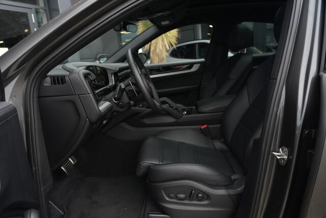 Porsche CAYENNE Coupé 3.0 S E-Hybrid | 520PK | Pano | SportChrono | HUD | 360° Camera Porsche Cayenne S E-Hybrid Coupé | 3.0 V6 Turbo Plug-in Hybrid | 520 PK | 750 Nm | 0-100 km/u 4,7 sec. | 263 km/u | 4WD | 8-traps Tiptronic S | 77-82 km elektrisch bereik