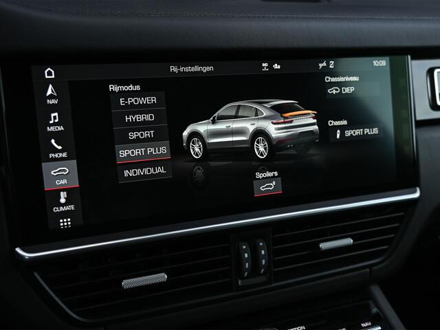 Porsche CAYENNE Coupé 3.0 E-Hybrid | Sport Design | NL-Auto | Carbon Dak | Alcantara Hemel | Carbon Interieur | Luchtvering | Camera | Stuur- Stoelverwarming | Memory Seat | Soft Close | HIFI | Trekhaak |