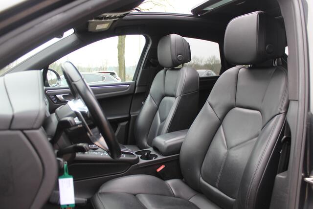 Porsche MACAN 2.0 / 1e Eign. / Trekhaak / Panoramadak / Camera / Luchtvering / Leder / 20'' / Dodehoek / DAB / Stoelverwarming / Cruise Control