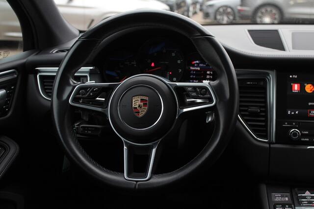 Porsche MACAN 2.0 / 1e Eign. / Trekhaak / Panoramadak / Camera / Luchtvering / Leder / 20'' / Dodehoek / DAB / Stoelverwarming / Cruise Control