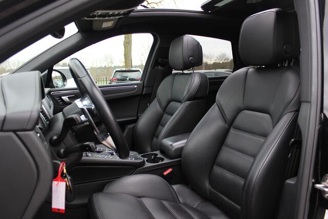 Porsche MACAN 2.0 / NL Auto / Dealer onderhouden / Panoramadak / Camera / Luchtvering / Sportdesign+Chrono / 21'' / Adaptieve stoelen / CarPlay / Bose / DAB / Stoelverwarming / ACC