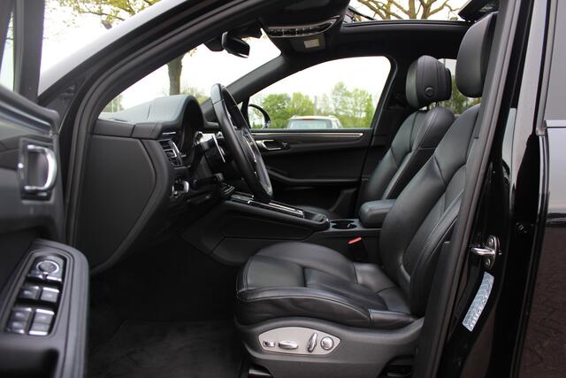 Porsche MACAN 2.0 / Panoramadak / Camera / Carbon intr. / Matrix LED / Leder / 21'' / Sportchrono / Bose / CarPlay / Stoelventilatie+Verwarming / Stuurverwarming / Dodehoek / DAB / ACC