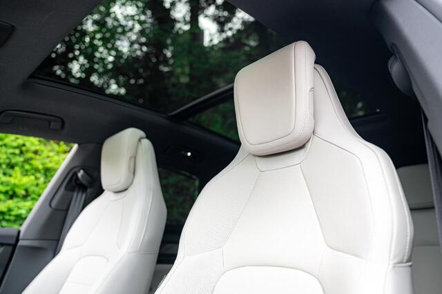 Porsche MACAN 4 100 kWh 408pk | Fabrieksgarantie | 1e. Eig.