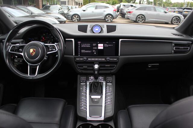 Porsche MACAN 2.0 / Trekhaak / Panoramadak / Camera / Adaptieve Stoelen / Luchtvering / 21'' / Bose / Sportchrono / CarPlay / Dodehoek / DAB / ACC