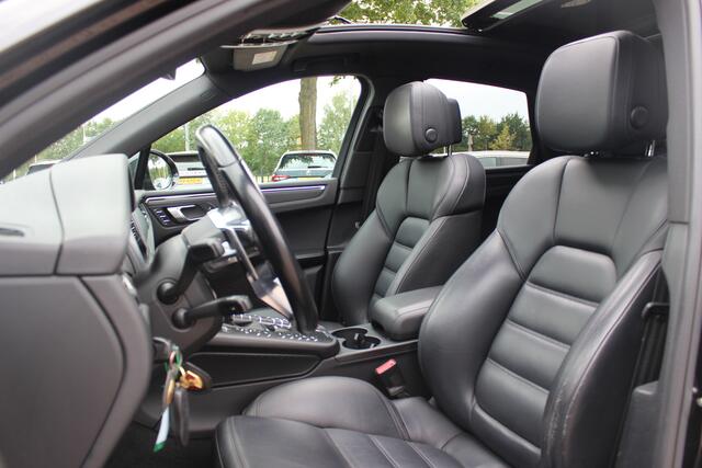 Porsche MACAN 2.0 / Trekhaak / Panoramadak / Camera / Adaptieve Stoelen / Luchtvering / 21'' / Bose / Sportchrono / CarPlay / Dodehoek / DAB / ACC