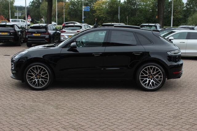 Porsche MACAN 2.0 / Trekhaak / Panoramadak / Camera / Adaptieve Stoelen / Luchtvering / 21'' / Bose / Sportchrono / CarPlay / Dodehoek / DAB / ACC
