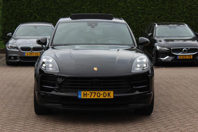 Porsche MACAN 2.0 / Trekhaak / Panoramadak / Camera / Adaptieve Stoelen / Luchtvering / 21'' / Bose / Sportchrono / CarPlay / Dodehoek / DAB / ACC