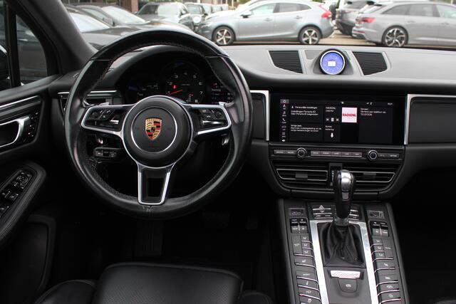 Porsche MACAN 2.0 / Trekhaak / Panoramadak / Camera / Adaptieve Stoelen / Luchtvering / 21'' / Bose / Sportchrono / CarPlay / Dodehoek / DAB / ACC