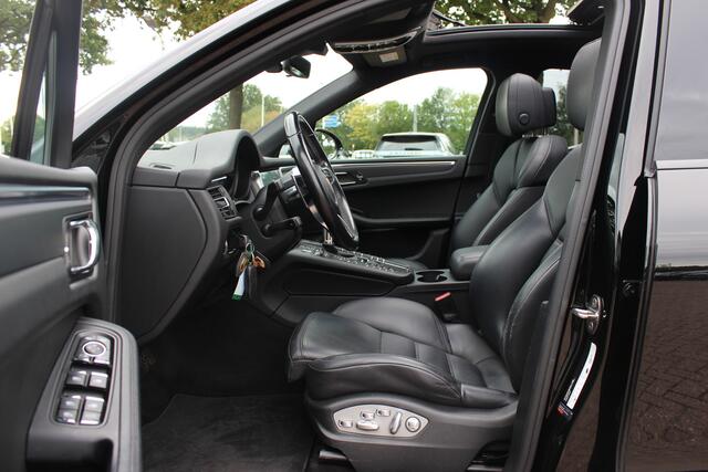 Porsche MACAN 2.0 / Trekhaak / Panoramadak / Camera / Adaptieve Stoelen / Luchtvering / 21'' / Bose / Sportchrono / CarPlay / Dodehoek / DAB / ACC
