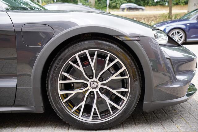 Porsche Taycan Cross Turismo 4 93 kWh / Glas dak / Luchtvering / Blackpack