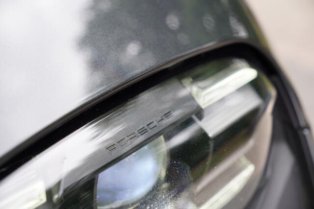 Porsche Taycan Cross Turismo 4 93 kWh / Glas dak / Luchtvering / Blackpack