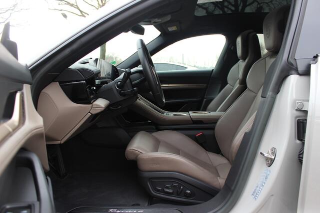 Porsche Taycan Cross Turismo 4 93 kWh / NL Auto! / NIEUWSTAAT! / Panoramadak / 360Camera / Passenger Display / Achterasbesturing / Matrix LED / 21'' / Adaptieve Stoelen / Luchtvering / Stoelventilatie / Dodehoek / Stuurverwarming