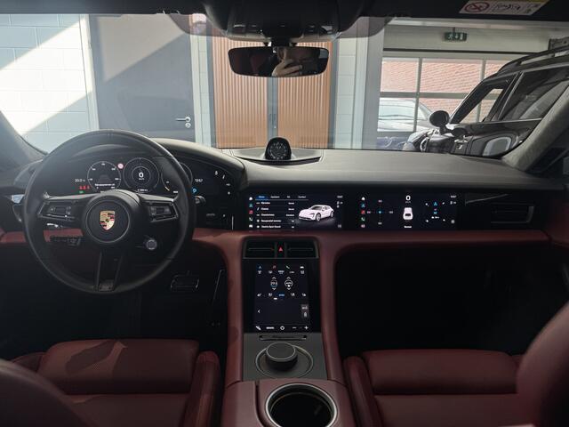 Porsche Taycan Cross Turismo Turbo S 93 kWh / Panoramadak / 360Camera / Head-up / Passenger Display / Luchtvering / 21'' / Bose / Keyless / Sportdesign+Chrono / Stoelventilatie+Verwarming / Stuurverwarming / Dodehoek / DAB / ACC