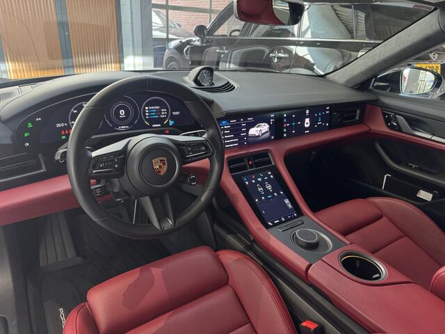 Porsche Taycan Cross Turismo Turbo S 93 kWh / Panoramadak / 360Camera / Head-up / Passenger Display / Luchtvering / 21'' / Bose / Keyless / Sportdesign+Chrono / Stoelventilatie+Verwarming / Stuurverwarming / Dodehoek / DAB / ACC