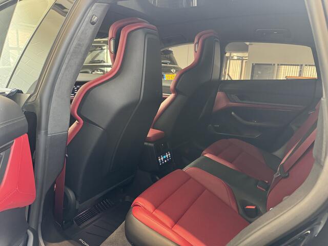 Porsche Taycan Cross Turismo Turbo S 93 kWh / Panoramadak / 360Camera / Head-up / Passenger Display / Luchtvering / 21'' / Bose / Keyless / Sportdesign+Chrono / Stoelventilatie+Verwarming / Stuurverwarming / Dodehoek / DAB / ACC