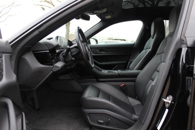 Porsche Taycan Cross Turismo 4 93 kWh / Panoramadak / Camera / Passenger Display / Nachtzicht / 20'' / Bose / Stuur+Stoelverwarming / DAB / Cruise Control