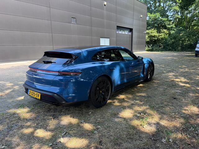 Porsche Taycan Sport Turismo GTS 93 kWh - Rode stiksel / gordels - Lederen Dashbord - Sport Chrono - Passenger display - Carbon stuur inleg - Luxe zelf dimmend glazen dak - Alcantara hemel - 21 inch - VOLLE UITVOERING - Bose - Adaptieve cruise - extra getint glas