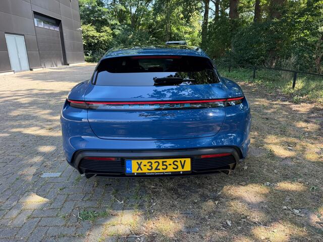 Porsche Taycan Sport Turismo GTS 93 kWh - Rode stiksel / gordels - Lederen Dashbord - Sport Chrono - Passenger display - Carbon stuur inleg - Luxe zelf dimmend glazen dak - Alcantara hemel - 21 inch - VOLLE UITVOERING - Bose - Adaptieve cruise - extra getint glas
