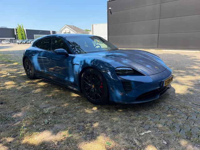 Porsche Taycan Sport Turismo GTS 93 kWh - Rode stiksel / gordels - Lederen Dashbord - Sport Chrono - Passenger display - Carbon stuur inleg - Luxe zelf dimmend glazen dak - Alcantara hemel - 21 inch - VOLLE UITVOERING - Bose - Adaptieve cruise - extra getint glas