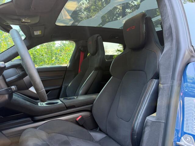 Porsche Taycan Sport Turismo GTS 93 kWh - Rode stiksel / gordels - Lederen Dashbord - Sport Chrono - Passenger display - Carbon stuur inleg - Luxe zelf dimmend glazen dak - Alcantara hemel - 21 inch - VOLLE UITVOERING - Bose - Adaptieve cruise - extra getint glas