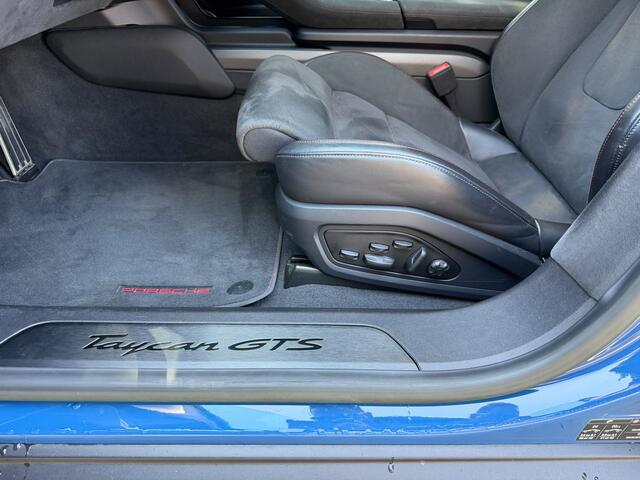 Porsche Taycan Sport Turismo GTS 93 kWh - Rode stiksel / gordels - Lederen Dashbord - Sport Chrono - Passenger display - Carbon stuur inleg - Luxe zelf dimmend glazen dak - Alcantara hemel - 21 inch - VOLLE UITVOERING - Bose - Adaptieve cruise - extra getint glas