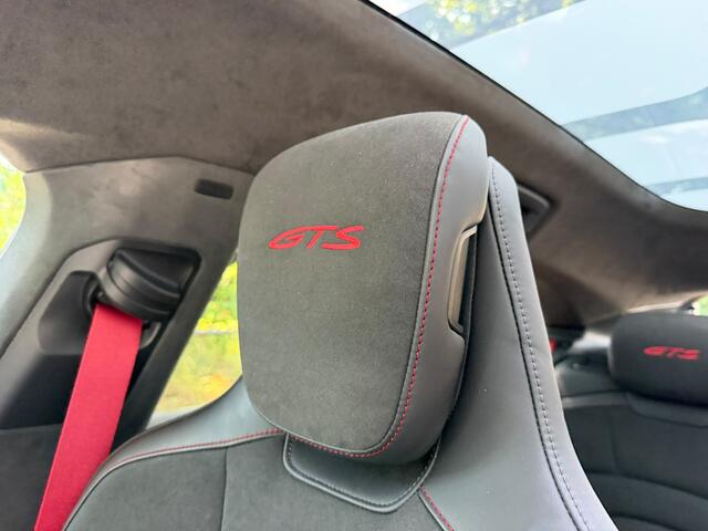 Porsche Taycan Sport Turismo GTS 93 kWh - Rode stiksel / gordels - Lederen Dashbord - Sport Chrono - Passenger display - Carbon stuur inleg - Luxe zelf dimmend glazen dak - Alcantara hemel - 21 inch - VOLLE UITVOERING - Bose - Adaptieve cruise - extra getint glas