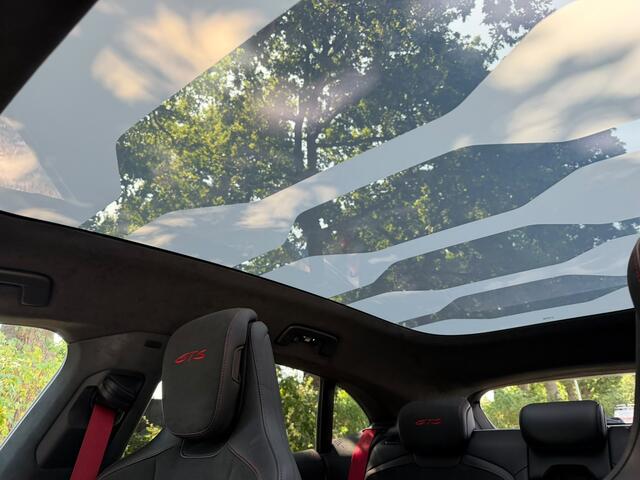 Porsche Taycan Sport Turismo GTS 93 kWh - Rode stiksel / gordels - Lederen Dashbord - Sport Chrono - Passenger display - Carbon stuur inleg - Luxe zelf dimmend glazen dak - Alcantara hemel - 21 inch - VOLLE UITVOERING - Bose - Adaptieve cruise - extra getint glas