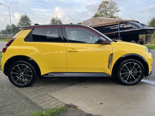 Renault 5 comfort range iconic cinq 52 kWh / 150 PK / Camera / Stoelverw. + Stuurverw. / Apple Carplay - Android Auto / 18'' LMV /