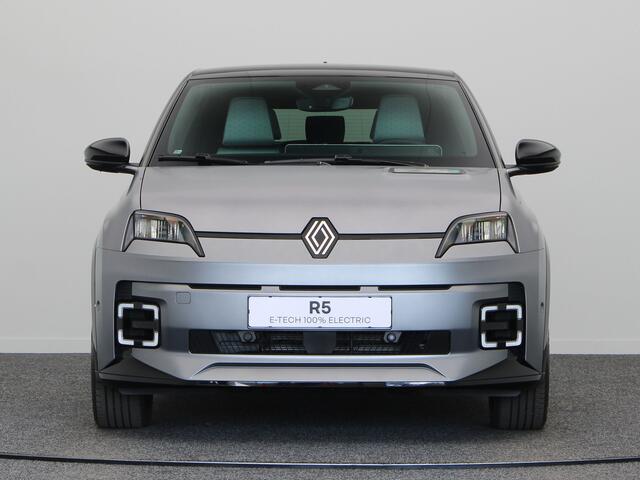 Renault 5 Roland-Garros Comfort range | Achteruitrijcamera | Elektrisch verwarmbare voorstoelen | ISOFIX-bevestigingssysteem voor kinderzitjes op passagiersstoel en op de twee buitenste zitplaatsen achter