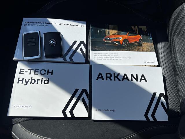 Renault Arkana 1.6 E-Tech hybrid 145 E-Tech engineered Automaat / Dealer onderhouden / Schuif-kanteldak / Stuur- en stoelverwarming / Navigatie groot scherm / Parkeerassistent / Apple Carplay Android Auto / 18" LM wielen /